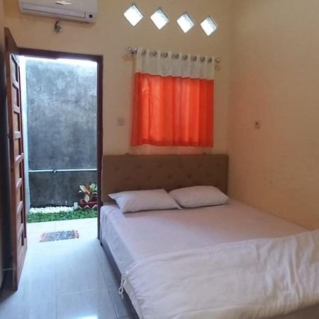 Angler Family Guest House Blitar Buitenkant foto