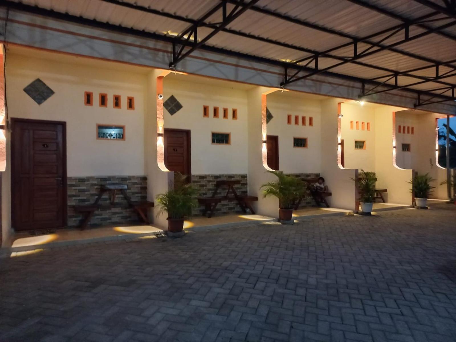 Angler Family Guest House Blitar Buitenkant foto