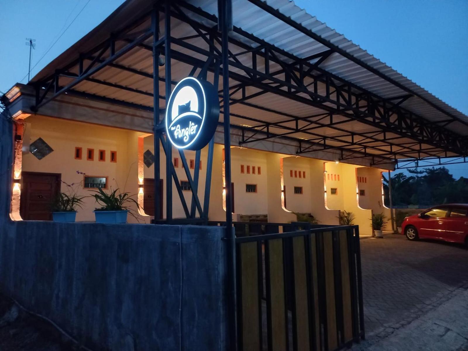 Angler Family Guest House Blitar Buitenkant foto